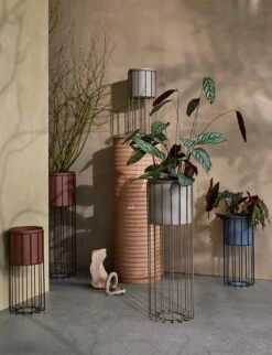 Broste Copenhagen Fenja Blumentopf Mit Gestell 2 Teile Ø25cm 7 Broste Copenhagen Fenja Blumentopf Mit Gestell 2 Teile Ø25cm -Broste Copenhagen 512279 01 3 EnvironmentImage e84c3b6e90