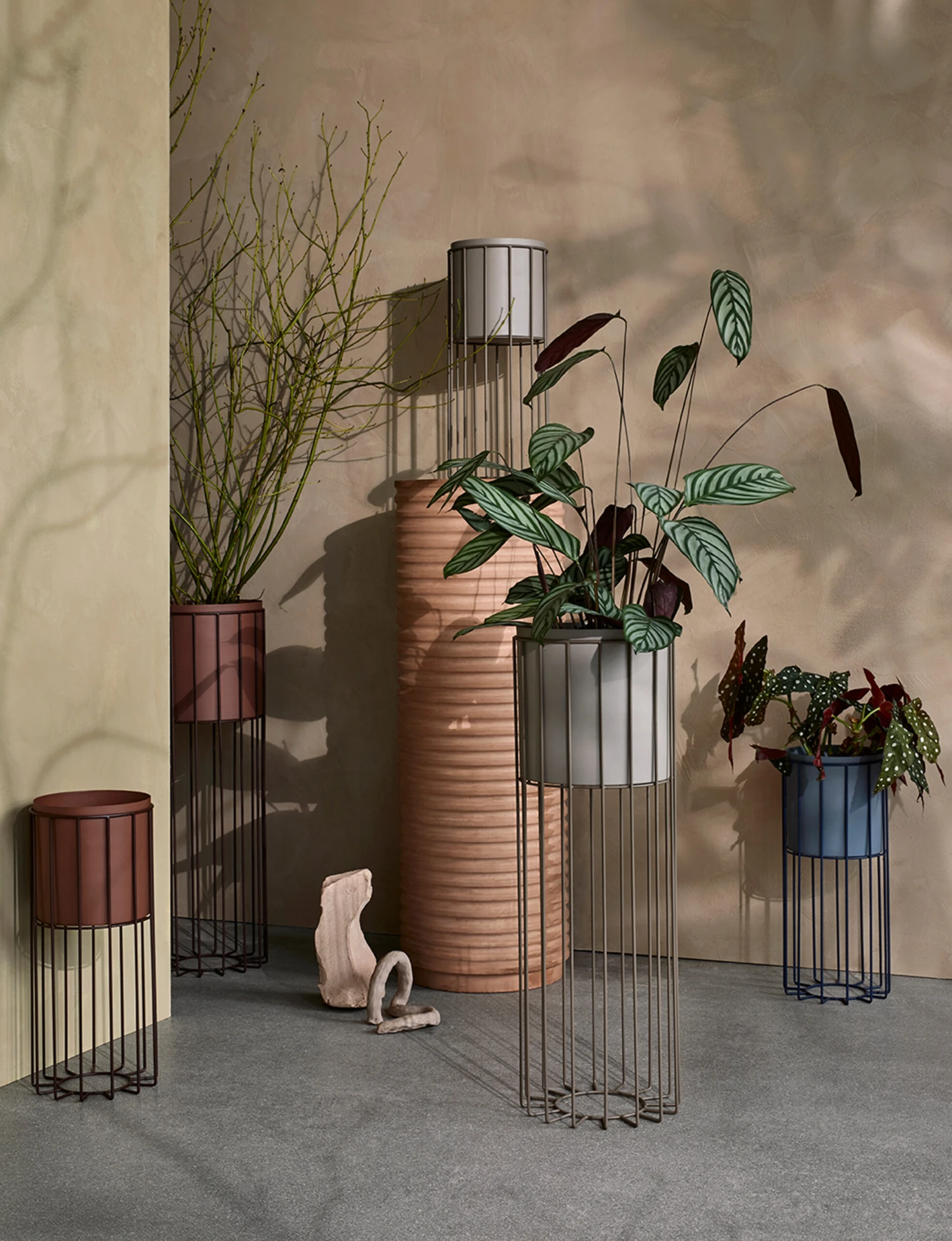 Broste Copenhagen Fenja Blumentopf Mit Gestell 2 Teile Ø25cm 5 Broste Copenhagen Fenja Blumentopf Mit Gestell 2 Teile Ø25cm – Bild 3